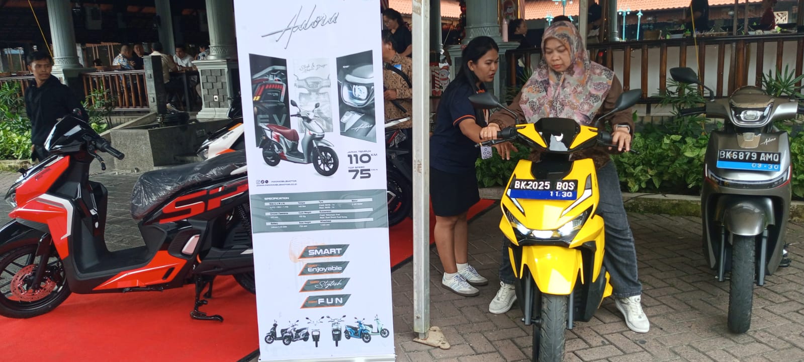 TEST DRIVE: Warga Medan saat melakukan test drive motor listrik Sprinto, Senin (22/12/2025).