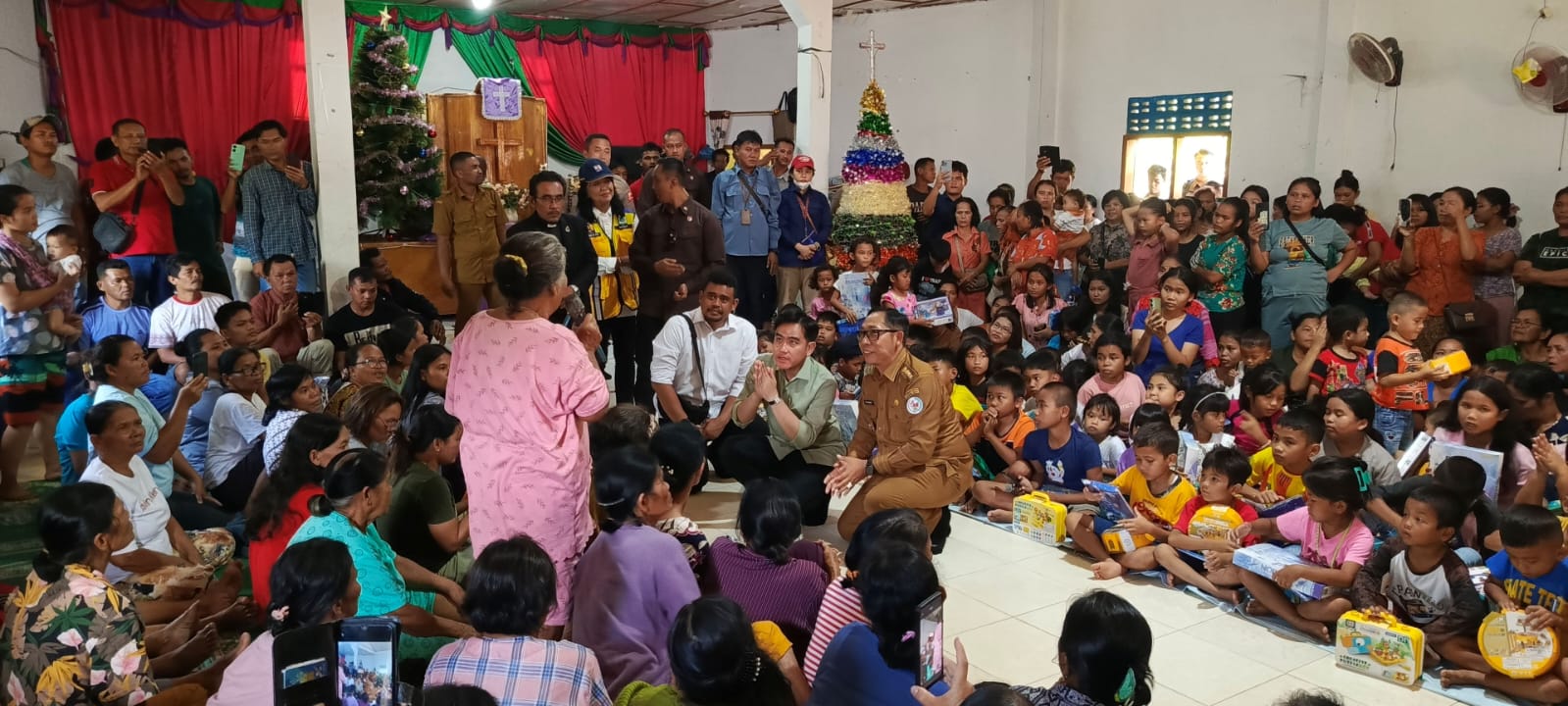 KUNJUNGI: Wapres Gibran didampingi Gubsu Bobby Nasution saat mengunjungi pengungsi di Desa Sebelangga, Taput, Senin (22/12/2025). (Dok: istimewa)