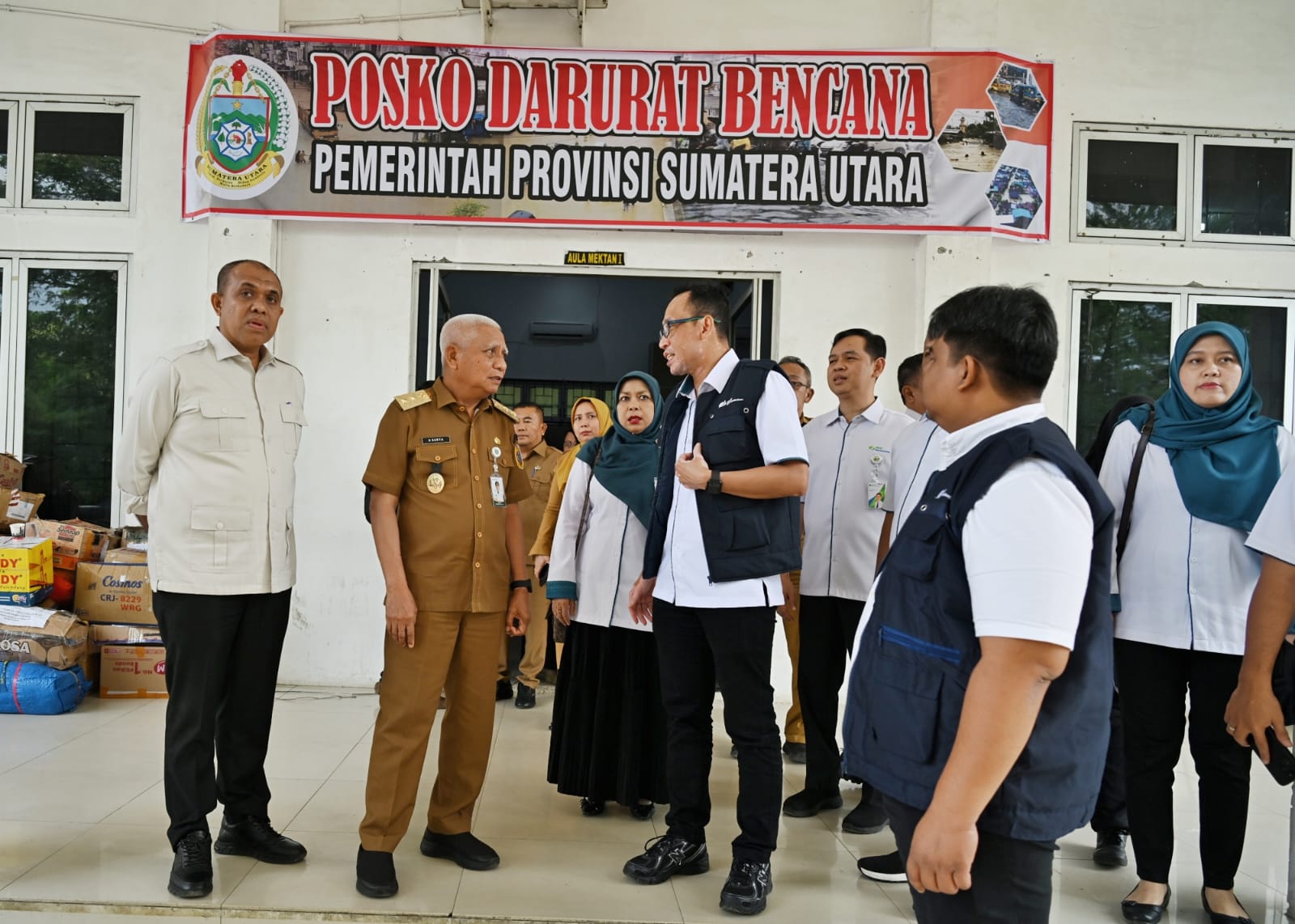 BANTUAN: Wakil Gubernur Sumatera Utara Surya menerima bantuan dari BPJS Ketenagakerjaan Wilayah Sumtera Bagian Utara (Sumbagut) di Posko Bencana Alam Sumut Jalan A.H Nasution Medan, Senin (22/12/2025)