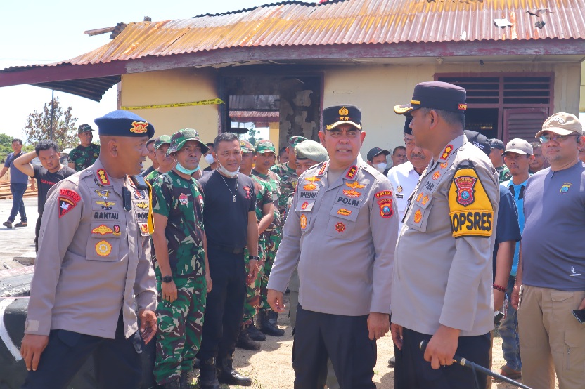TINJAU: Kapolda Sumut, Irjen Pol Whisnu Hermawan Februanto saat meninjau Mapolsek Muara Batang Gadis, Polres Madina. (Dok: istimewa)