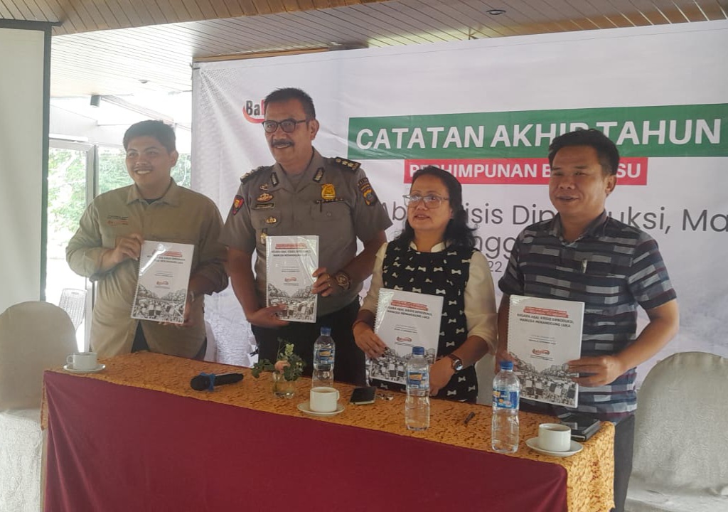 BERSAMA: Sekretaris Bakumsu, Juniarti Aritonang, Kasubbid Bidkum Polda Sumut, AKBP Rahman Antero Purba dan Dekan Fakultas Hukum Universitas HKBP Nommensen, Janpatar Simamora, di Medan. (Dok: ist)