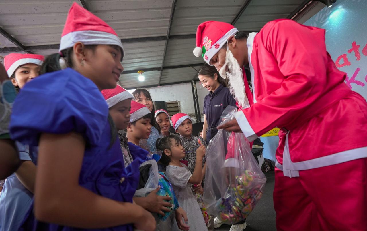 HADIAH: Indosat memberikan hadiah kepada anak- anak sebagai wujud pelayanan kepada pelanggan. (Dok: Indosat)