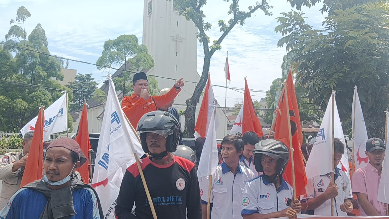 ORASI: Ketua Partai Buruh Sumut, Willy Agus Utomo saat orasi dalam demo. (Dok: istimewa)