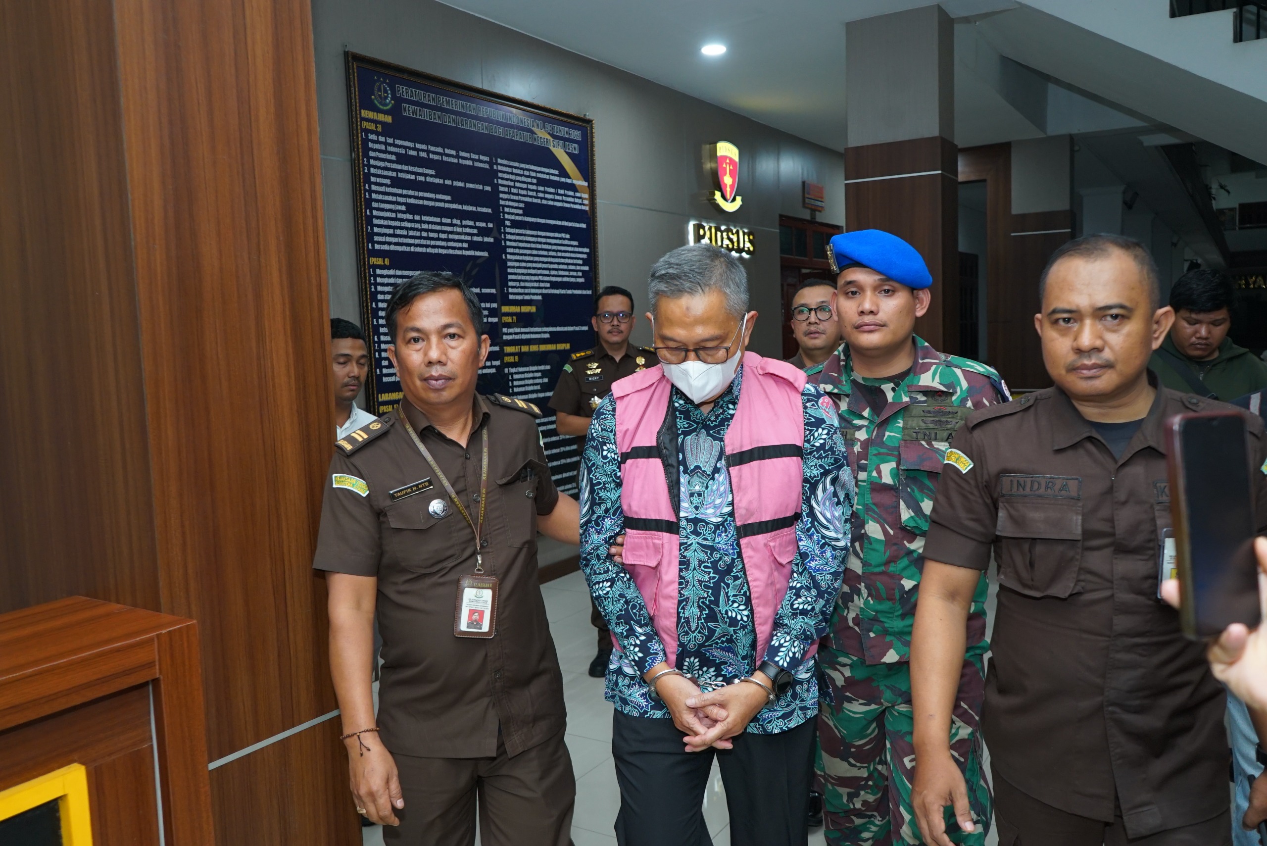 TERSANGKA: Mantan Direktur PT Inalum, OAK ditahan usai ditetapkan sebagai tersangka baru dugaan korupsi penjualan aluminium aloy, Senin (22/12/2025) malam. (Dok: istimewa)