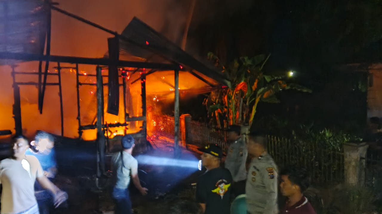 Kebakaran sebuah rumah di kota Labuhanbilik, Panai Tengah Labuhanbatu mengakibatkan dua korban tewas meninggal dunia. (ist)