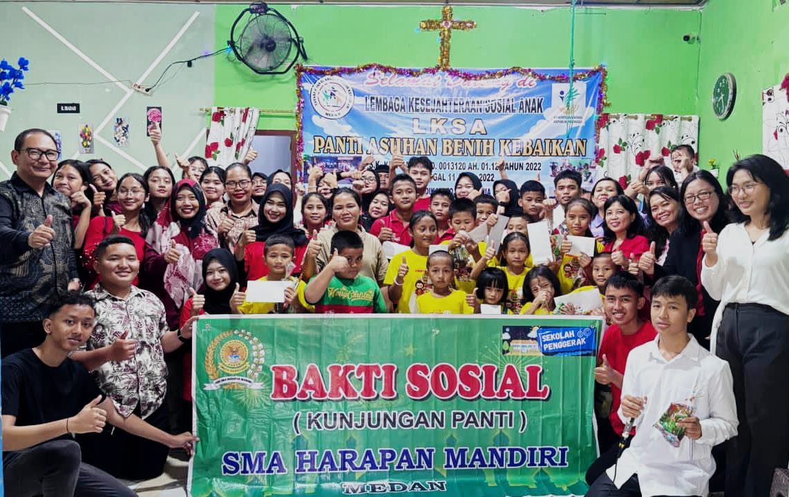 BAKTI SOSIAL: Kepala SMA Swasta Harapan Mandiri Kwok bersama siswa saat melaksanakan bakti sosial. (Istimewa/Sumut Pos)