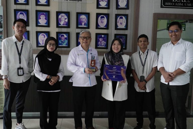 PENGHARGAAN: Prof. Dr. H. Firmansyah, M.Si (3 kiri) bersama Tim Humas UMN Al-Washliyah yang meraih Anugerah Diktisaintek 2025. (Istimewa/Sumut Pos)