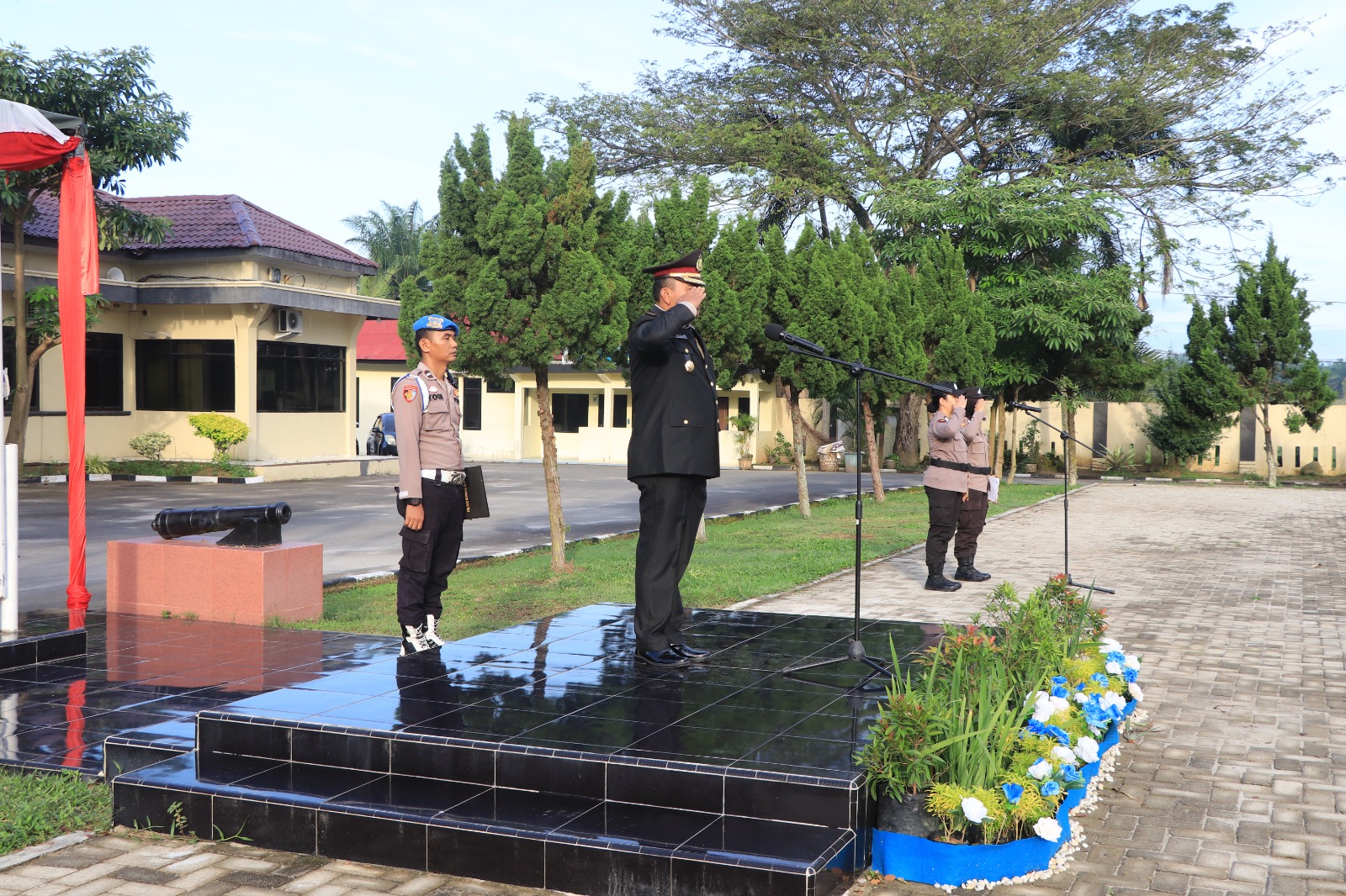 Wakapolres Serdang Bedagai Kompol Rudy Candra, SH, MH, memimpin Upacara Peringatan Hari Ibu ke-97 Tahun 2025 di Lapangan Apel Mako Polres Sergai, Senin (22/12). (Humas Polres Sergai/Sumut Pos)