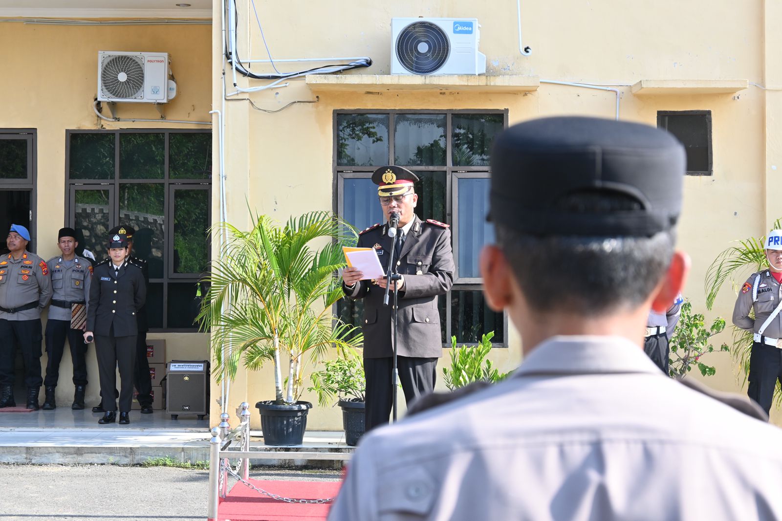 Wakapolres Labuhanbatu Selatan, KOMPOL Ramsen Samosir, S.H., M.H memimpin upacara peringatan hari ibu ke-97. (KHAIRUDDIN/SUMUT POS)