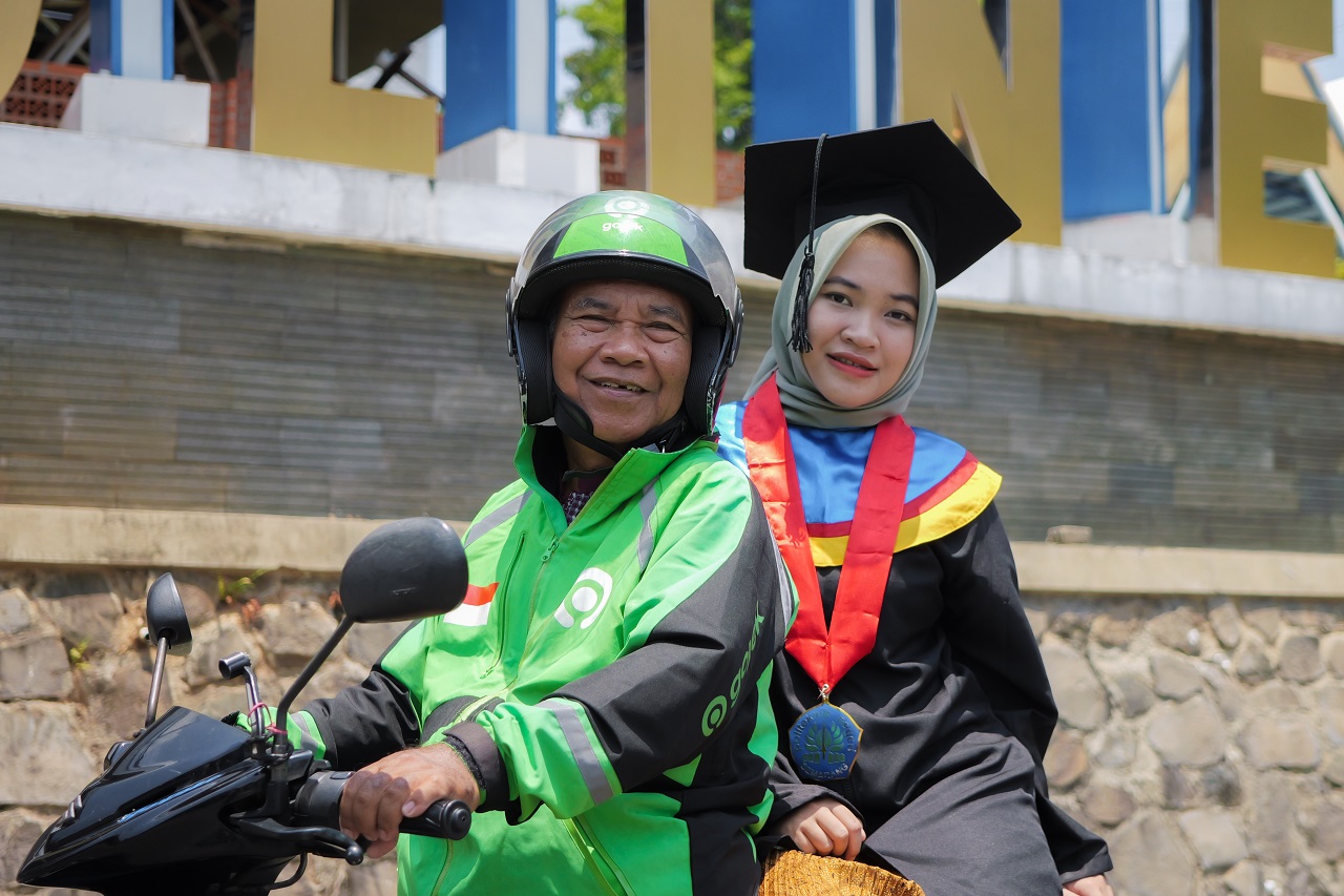 Mitra Driver Gojek Sedang Menjemput Anak Setelah Wisuda.