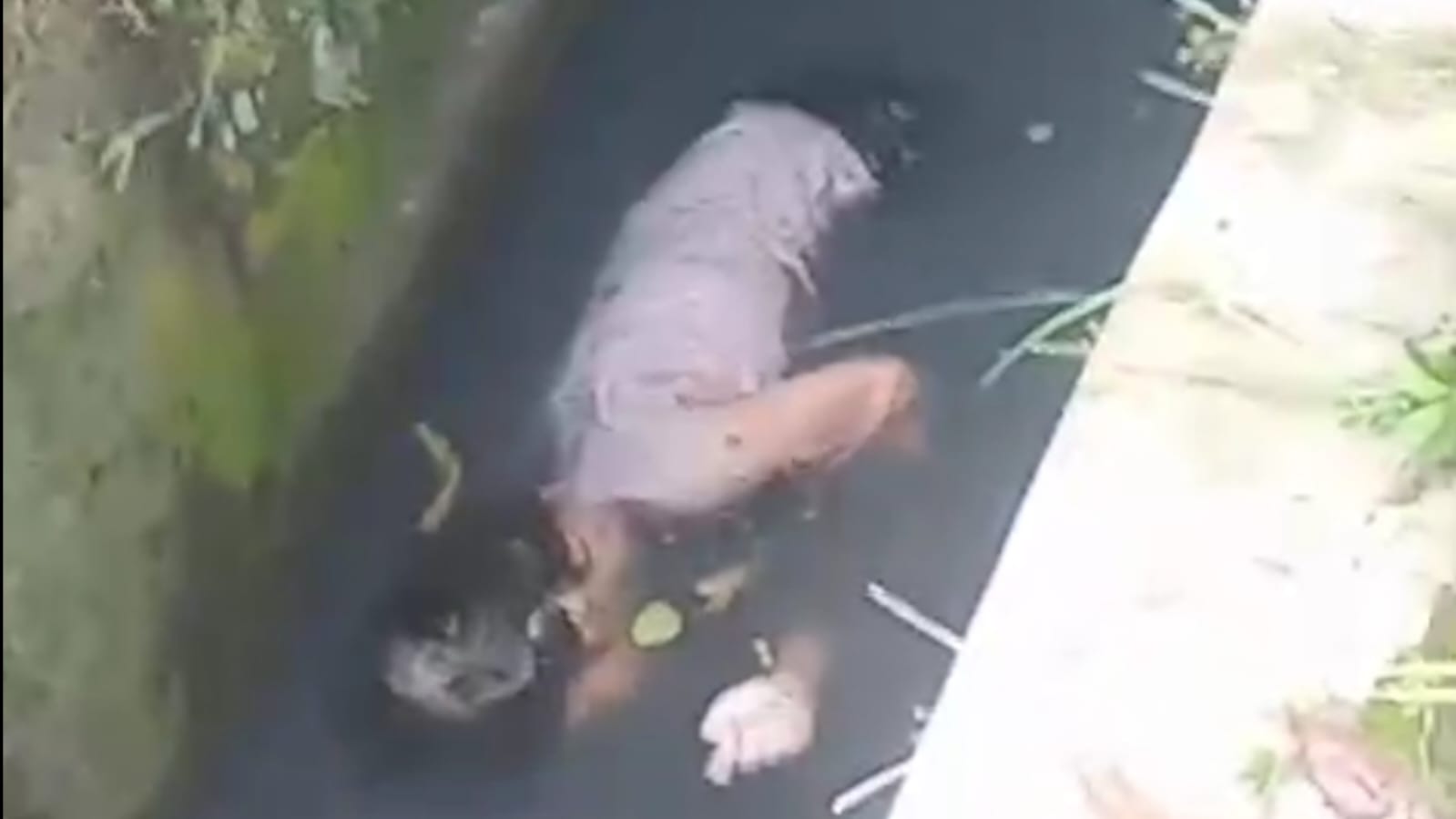 MAYAT: Mayat perempuan ditemukan menganbang di drainase Delitua. (Dok: istimewa)