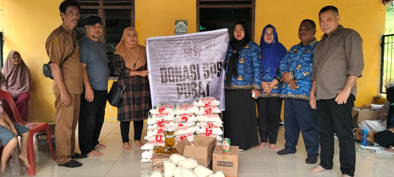 Perwakilan pengurus SPS Sumut menyalurkan bantuan dari SPS Pusat dan Sumut kepada warga terdampak bencana banjir dan longsor di  Kelurahan Tangkahan Durian Kec.Berandan Barat, (foto : SPS Sumut)