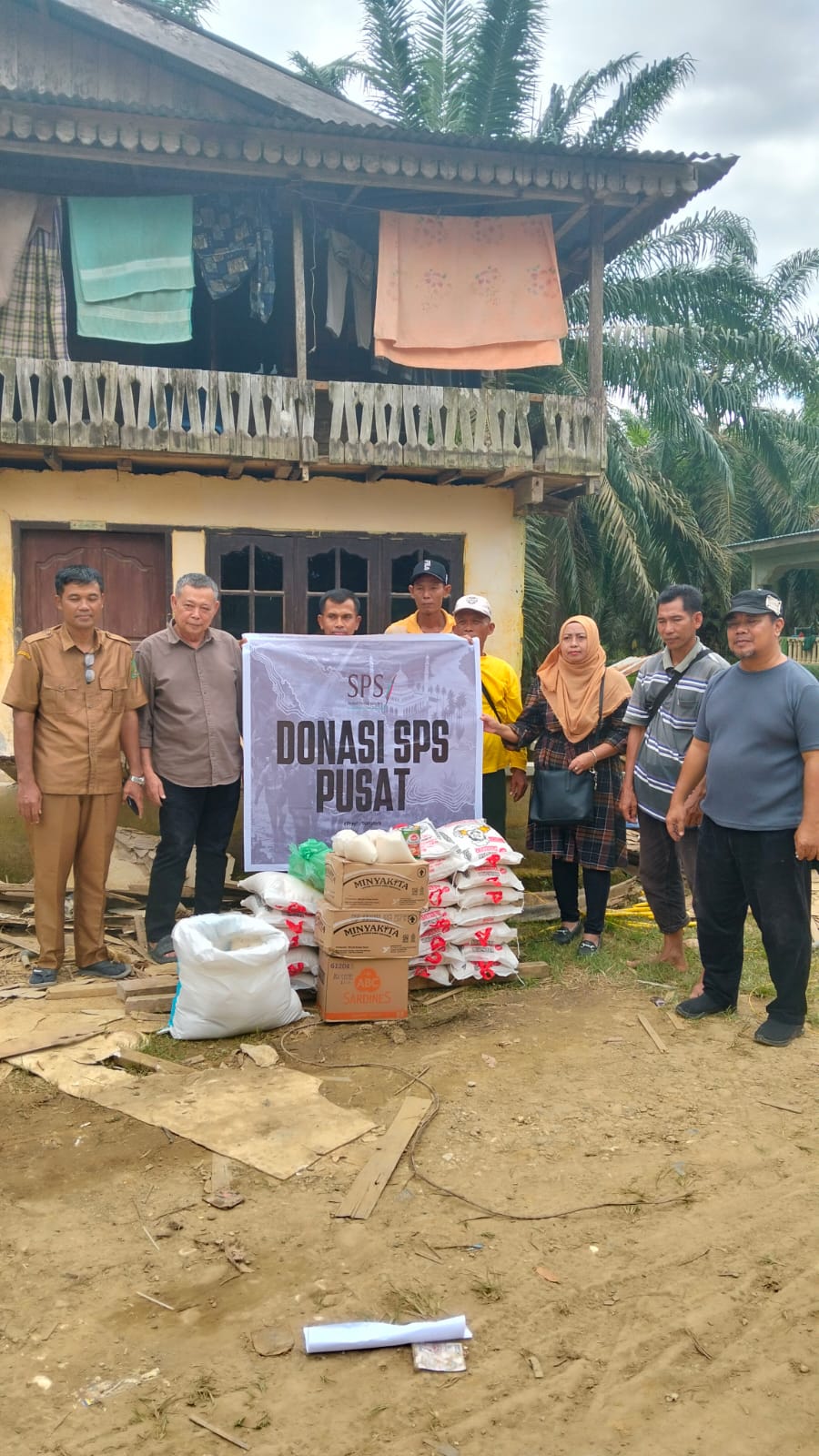 Penyaluran bantuan ke warga terdampak di Kecamatan Sei Lepan. (Foto : SPS Sumut)