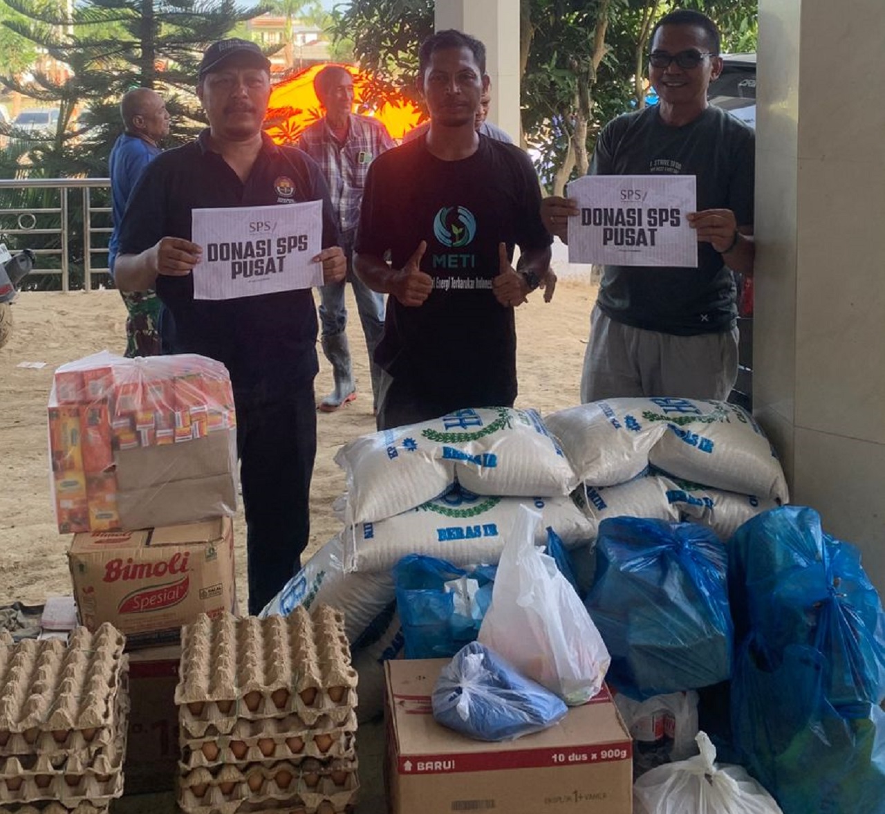 Ketua SPS Aceh menyalurkan bantuan SPS Pusat ke Posko Wartawan Aceh Tamiang. (ist)