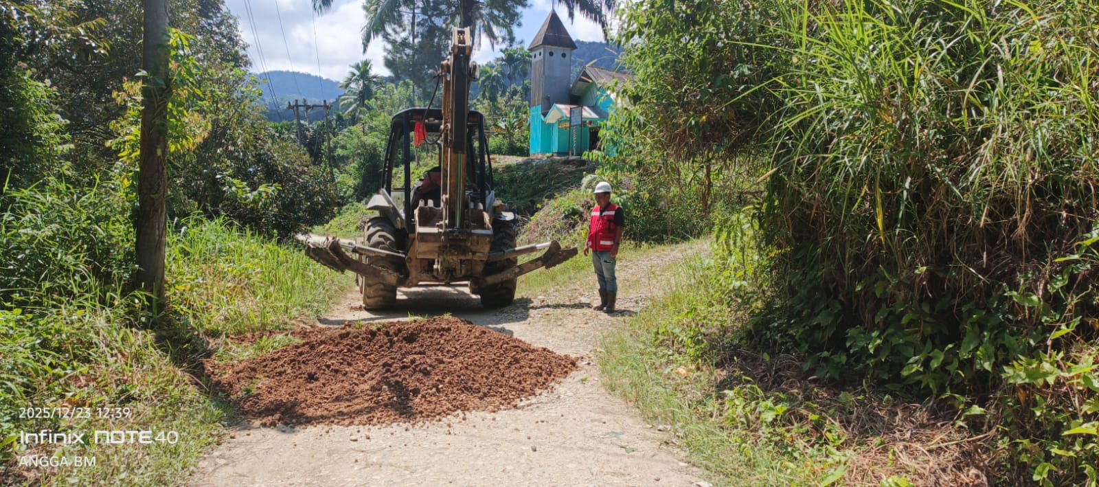 Perbaiki Jalan Warga, Masyarakat dan Perangkat Desa Apresiasi PT Dairi Prima Mineral.
