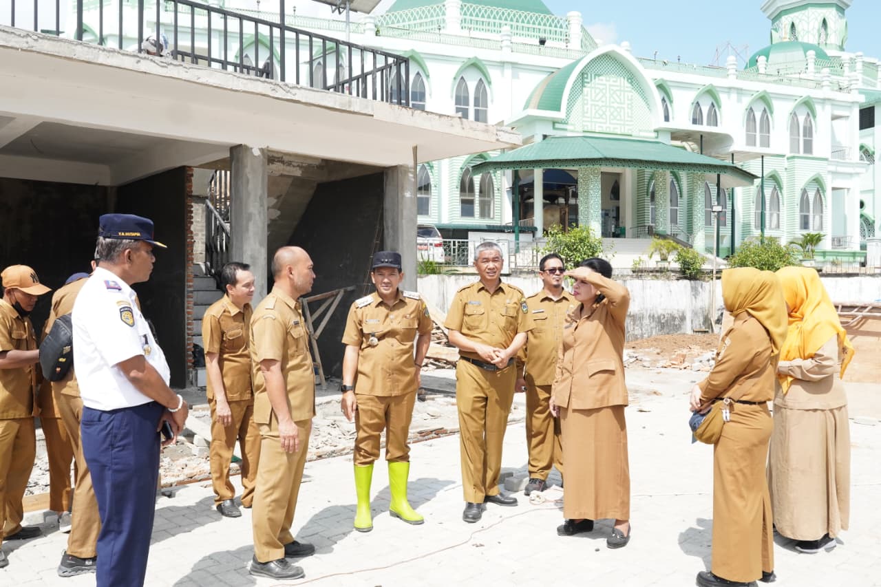 Wali Kota Tebing Tinggi, Iman Irdian Saragih dan Sekda Erwin Suheri Damanik bersama sejumlah OPD di halaman Masjiid Agung. (DISKOMINFO TEBINGTINGGI/SUMUT POS)