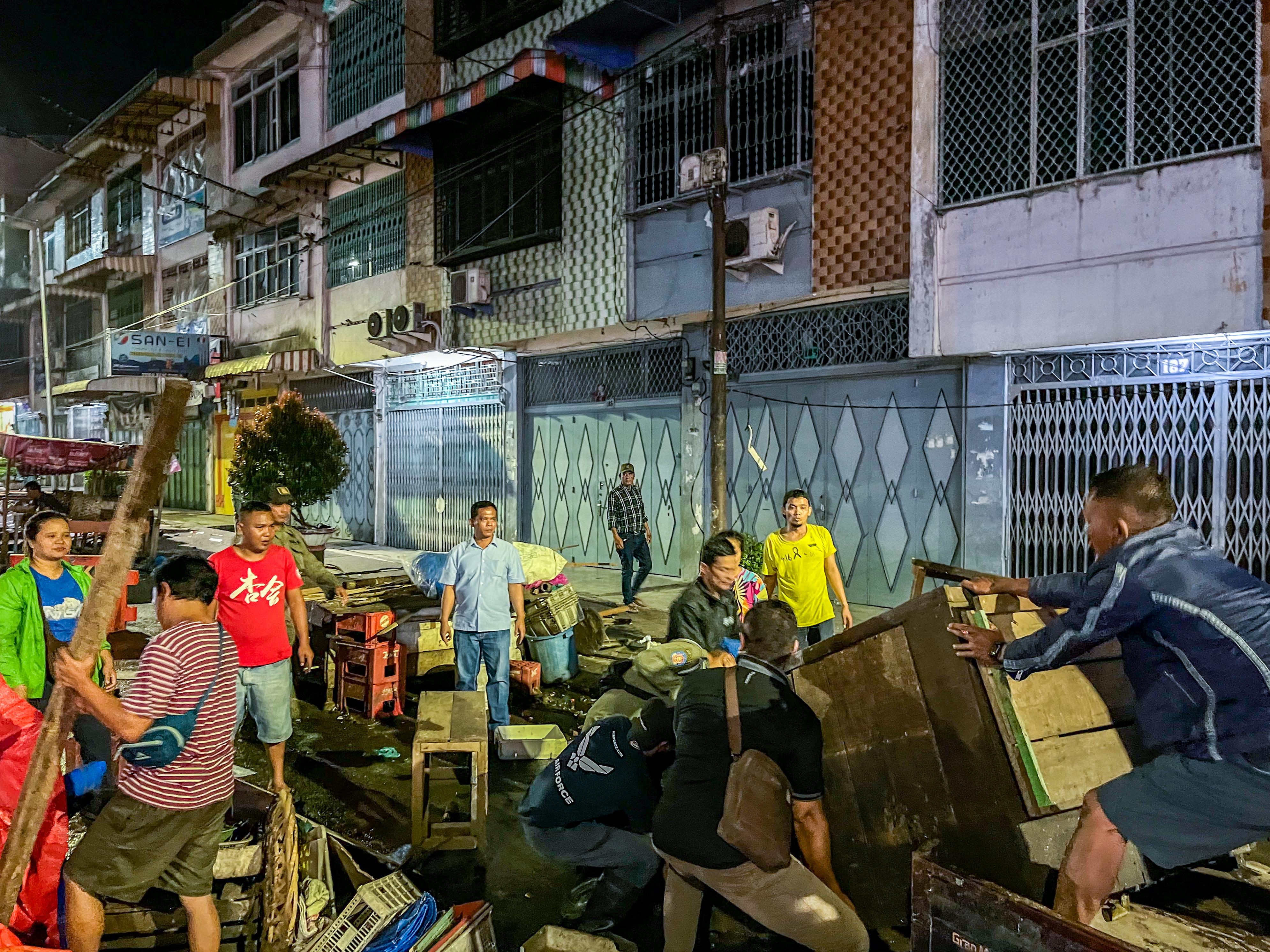 Pembongkaran kios yang sudah setahun berjualan di Jalan Merdeka. (Pra Evasi/Sumut Pos)