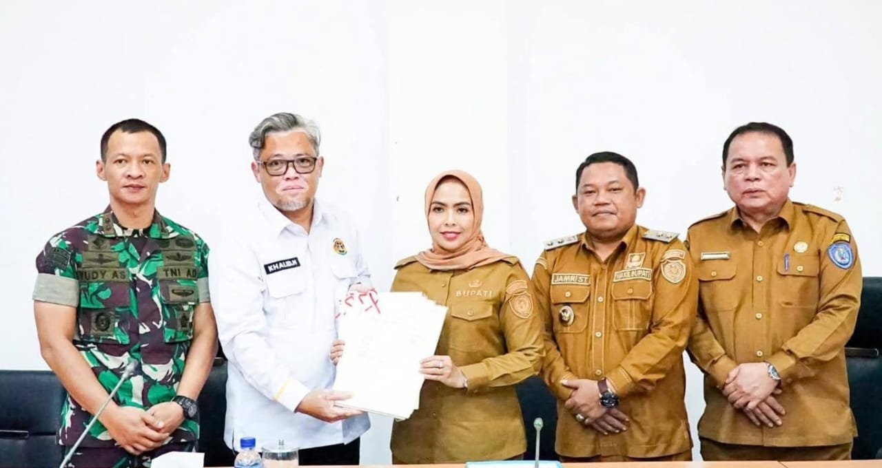 Bupati Labuhanbatu menerima sebanyak 295 persil sertifikat aset milik Pemkab dari BPN Kabupaten Labuhanbatu (Fajar/Sumut Pos)