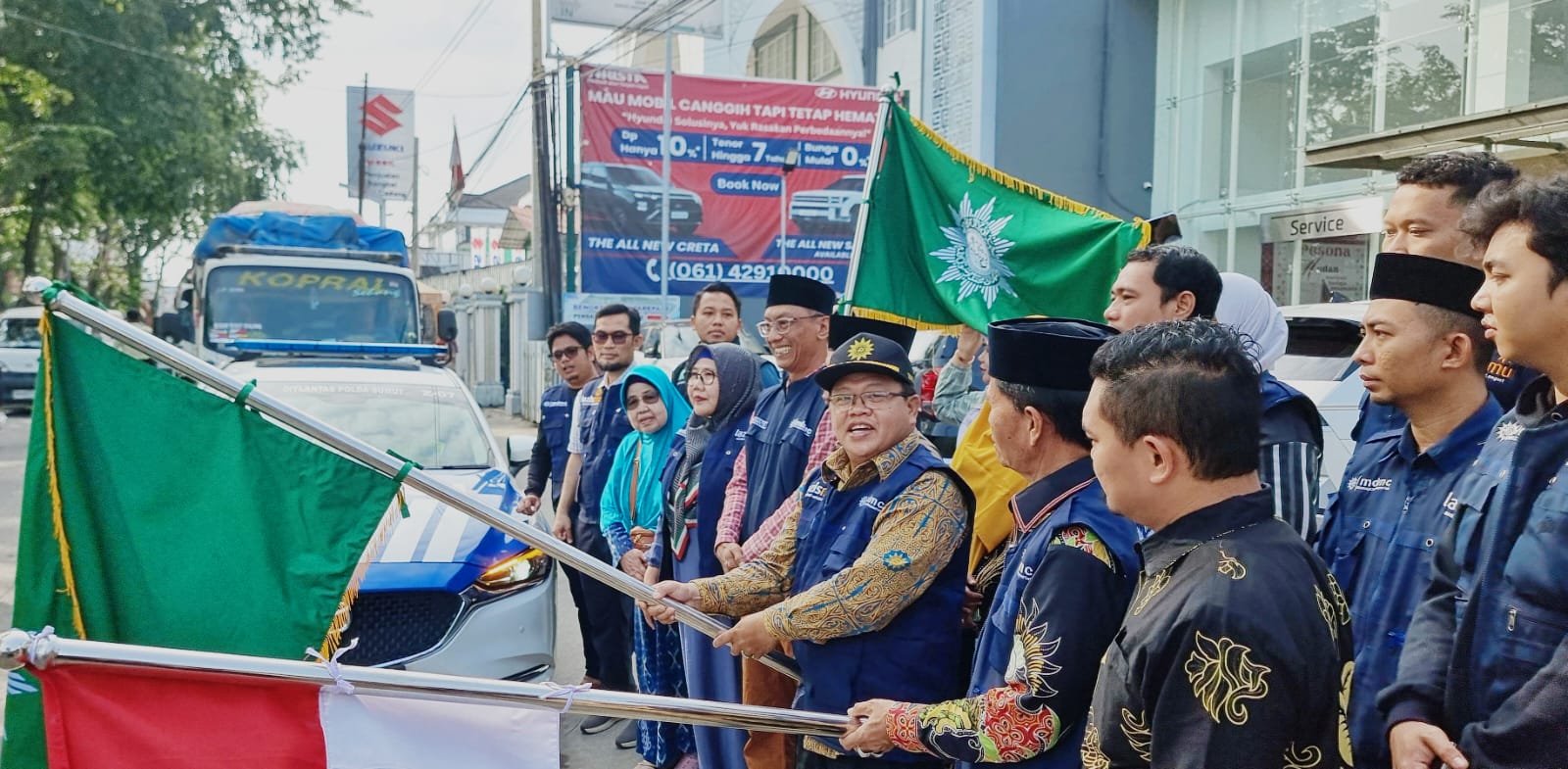 MUHAMMADIYAH: Pelepasan truk bantuan Muhammadiyah di depan Gedung Dakwah Muhammadiyah Sumut. (Istimewa/Sumut Pos)