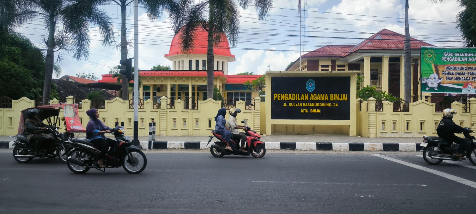 Sejumlah pengendara melintas di depan Kantor Pengadilan Agama Binjai, Jalan Sultan Hasanuddin. (Teddy Akbari/Sumut Pos)