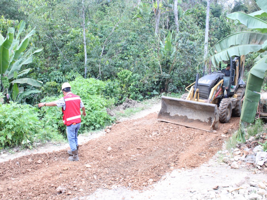 PERBAIKI JALAN. PT DPM perbaiki sejumlah ruas jalan Desa di Kecamatan Silima Pungga-Pungga untuk mendukung peningkatan ekonomi warga sekitar lingkar tambang. (ISTIMEWA/SUMUT POS)