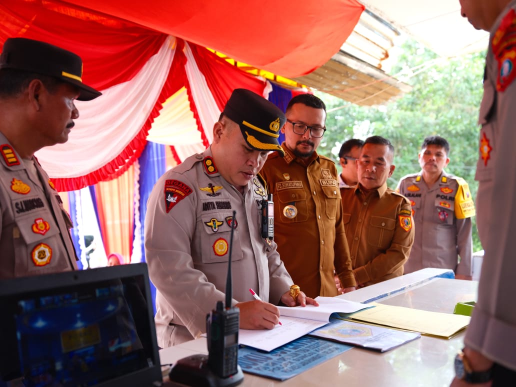 Bupati Labuhanbatu Selatan Fery Sahputra Simatupang bersama Wakil Bupati Syahdian Purba Siboro turun langsung meninjau kesiapan Pospam Nataru 2025-2026. (KHAIRUDDIN/SUMUT POS)