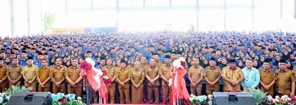 Bupati Labuhanbatu menyerahkan SK 2297 PPPK Paruh waktu. (Istimewa/Sumut Pos)