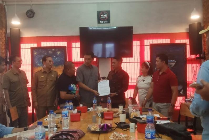 TUNJUKKAN: Kadis LHK Sumut, Heri Wahyudi Marpaung, Asisten 1 Pemkab Nisel, dan Aliansi Masyarakat Lintas Sektoral Nias Selatan saat menunjukkan berita acara kesepakatan. (Eurisman/Sumut Pos