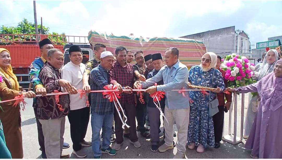 Ketua Panitia Peresmian Jalan, Muhammad Yunus Nasution resmikan Jalan H Rustam Efendi Nasution. (KHAIRUDDIN/SUMUT POS)