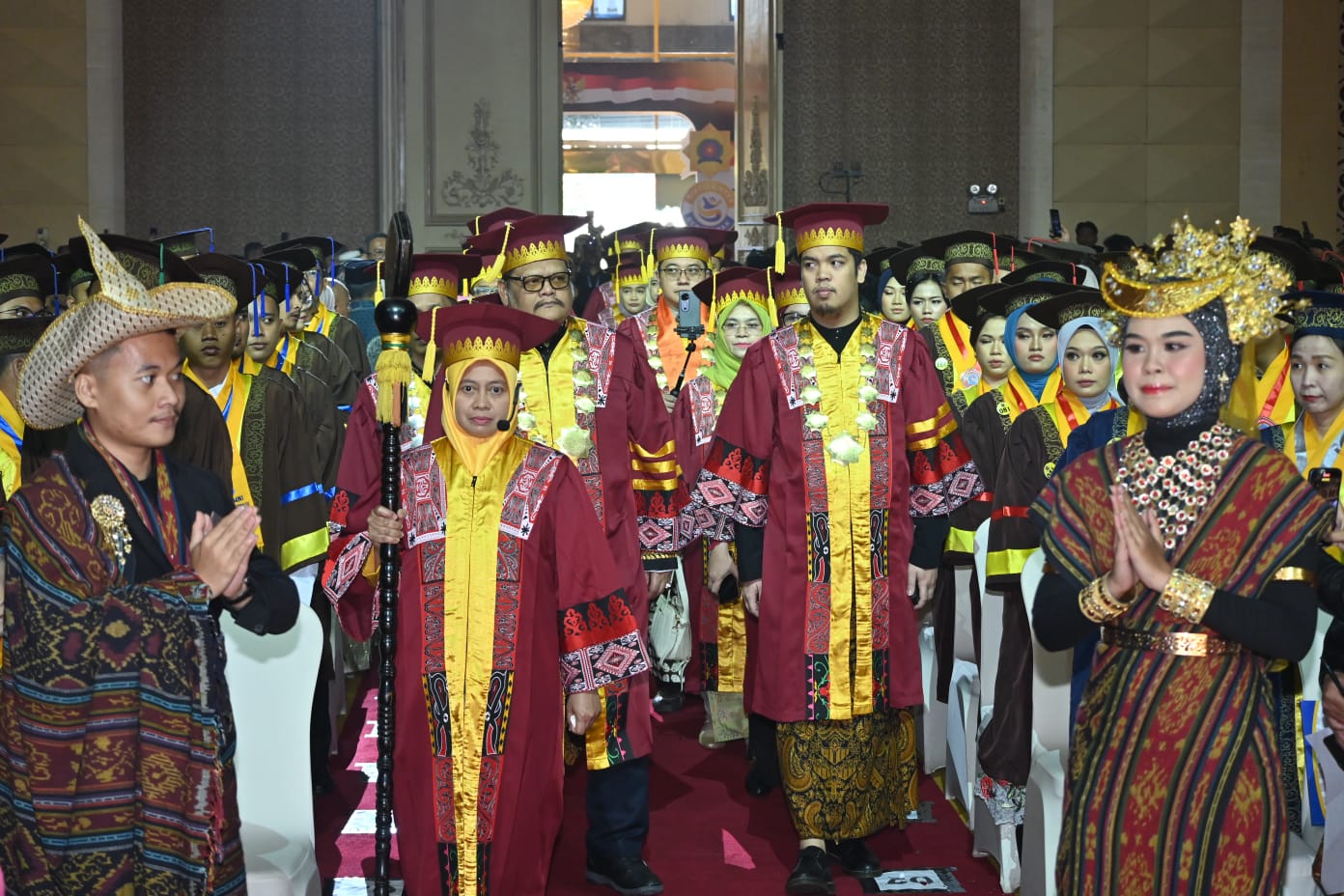 WISUDA UNPAB: Dr. H. Muhammad Isa Indrawan M.M bersama senat universitas pada kegiatan wisuda Unpab, Senin (22/12).(Istimewa/Sumut Pos)