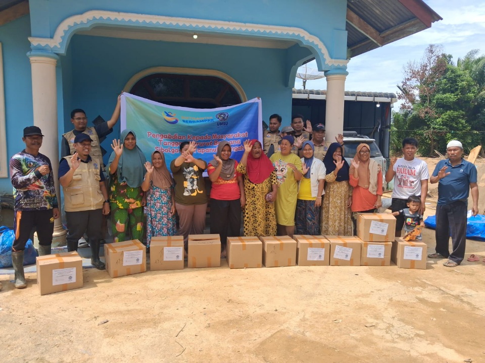 BANTUAN: UMSU menyerahkan bantuan untuk masyarakat korban bencana di Sibolga dan Tapteng. (Dok: UMSU)