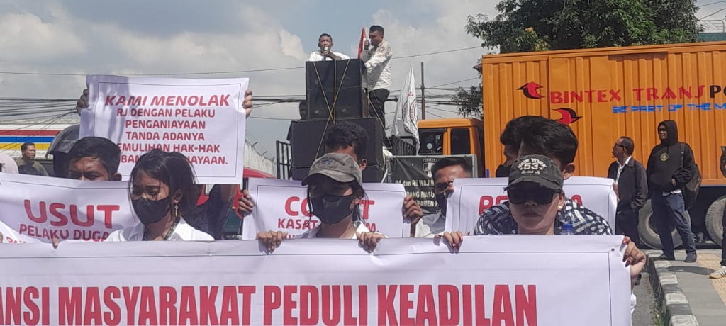 UNJUKRASA: Massa AMPK saat aksi Unras di depan Mapolda Sumut, Jalan Sisingamangaraja Medan. (Dok: Dewi Syahruni Lubis/Sumut Pos)
