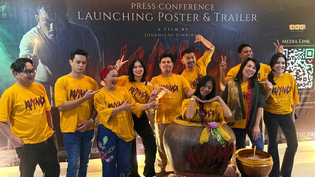 GENRE DRAMA MISTIS: Rio Dewanto (lima dari kanan) bersama para pemain film Kuyank saat konferensi pers di kawasan Cawang, Jakarta Timur, Senin (22/12). (Shafa Nadia/Jawa Pos)