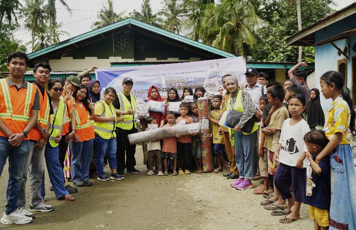 PEMATANG CENGAL: Tim Unpri Peduli Wilayah Terdampak Banjir bersama masyarakat Desa Pematang Cengal, Kecamatan Tanjung Pura. (Istimewa/Sumut Pos)