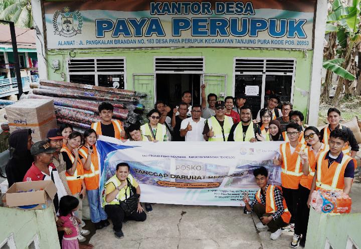 PAYA PERUPUK: Tim Unpri Peduli Wilayah Terdampak Banjir bersama masyarakat Desa Paya Perupuk, Kecamatan Tanjung Pura. (Istimewa/Sumut Pos)