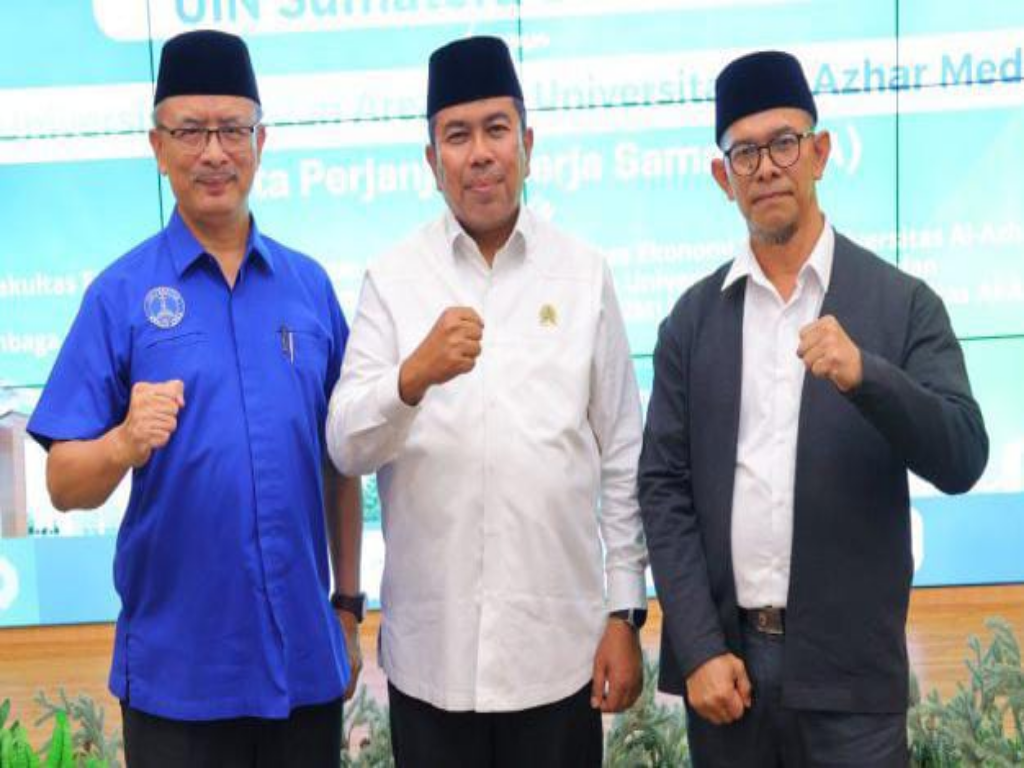 KERJA SAMA: Dari kiri Prof. Dr. Dadan Ramdan, M.Eng, M.Sc (UMA), Prof. Dr. H. Muzakkir, M.Ag (UIN Sumatera Utara) dan Dr. Ir. Mawardi, M.T (Universitas Al-Azhar Medan). (Istimewa/Sumut Pos)