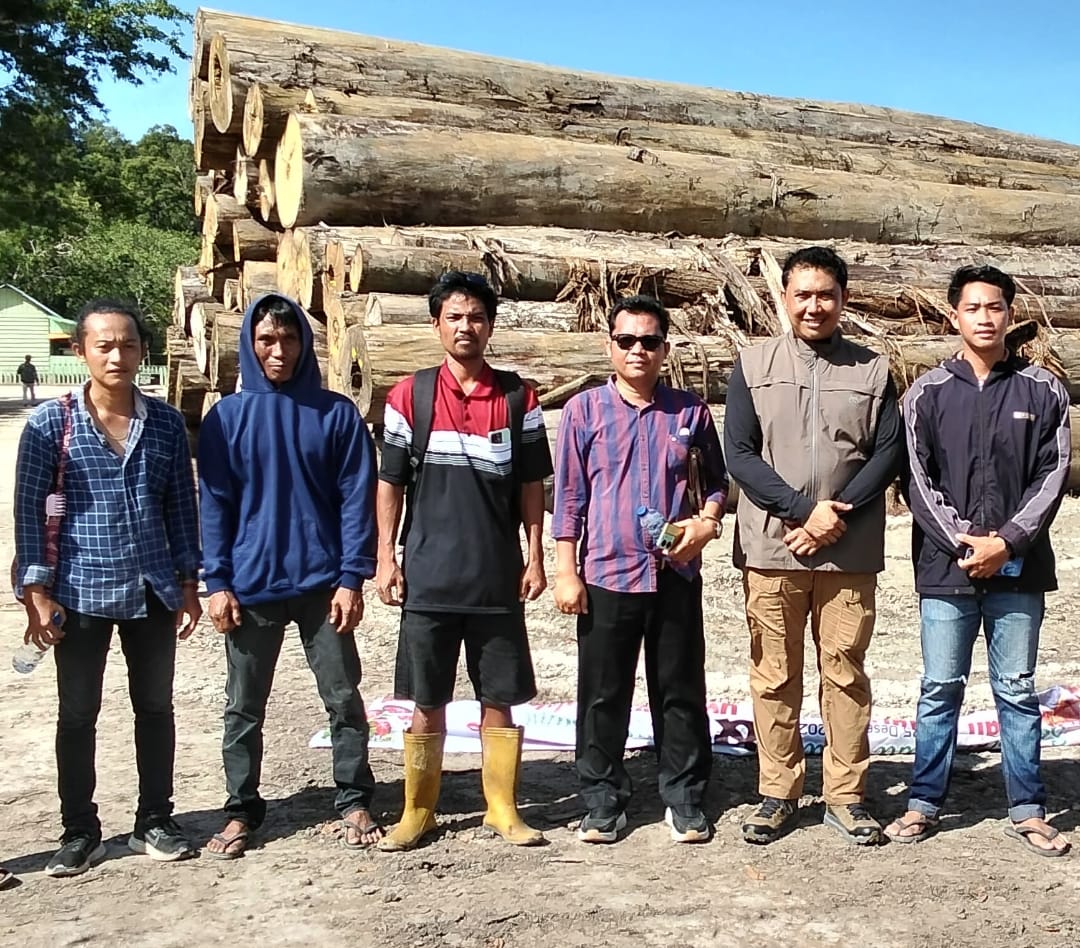 BERSAMA: Ketua Cabang GMKI Teluk Dalam, Mikhael Halawa bersama dengan Kadis LHK Sumut, Hery H. Marpaung dan masyarakat setempat usai investigasi. (Dok: istimewa)