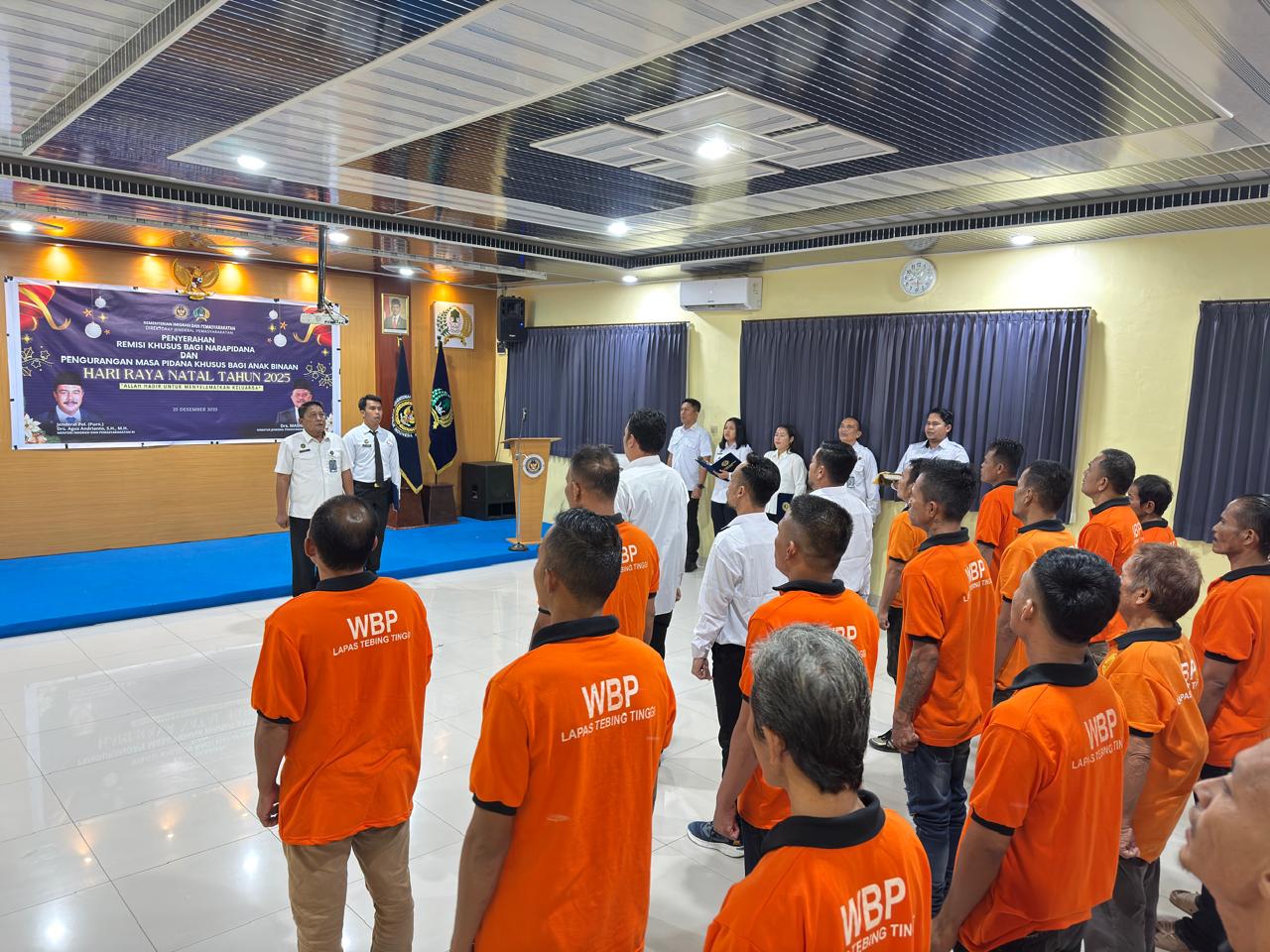 WBP: Susana pemberian Remisi Khusus (RK) Hari Raya Natal Tahun 2025 kepada warga binaan pemasyarakatan (WBP) beragama Kristen, di Aula Lapas Kelas IIB Tebingtinggi. (Dok:Azan Purba/Sumut Pos)