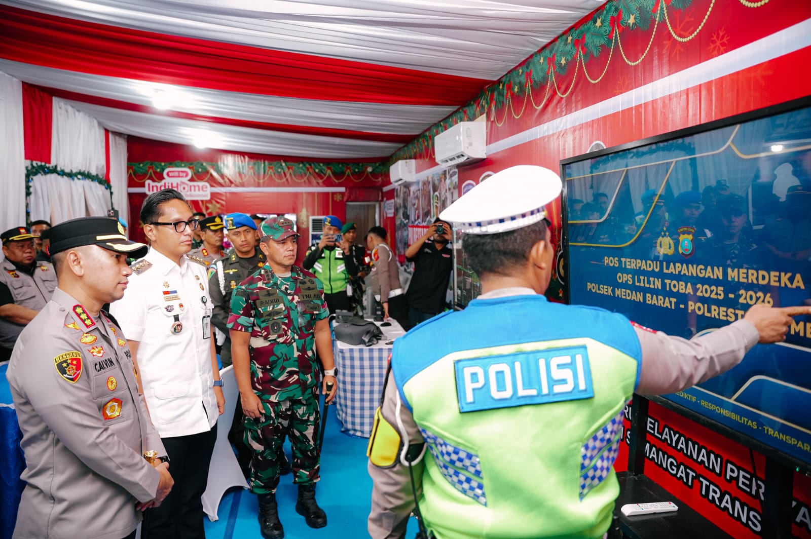 KONDUSIF: Wali Kota Medan, Rico Waas saat memantau kondisi malam natal di gereja yang ada di Kota Medan, Rabu (24/12/2025). (Dok: istimewa)