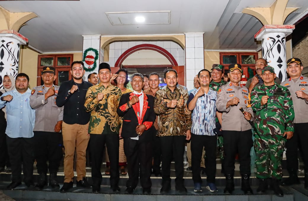 PANTAU: Forkopimda Tebingtinggi serta perwakilan jemaat berfoto bersama usai pemantauan perayaan Malam Natal di gereja di Kota Tebingtinggi (24/12/2025). (Dok: Azannuari Purba/Sumut Pos)