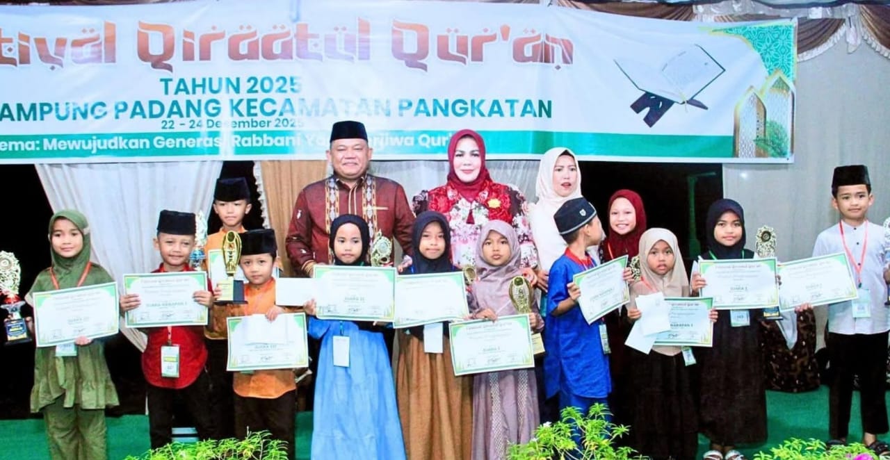 FQQ: Wabup Jamri saat menghadiri malam penutupan Festival Qiraatul Qur&rsquo;an Tahun 2025 tingkat Desa Kampung Padang (Dok: Fajar/Sumut Pos)