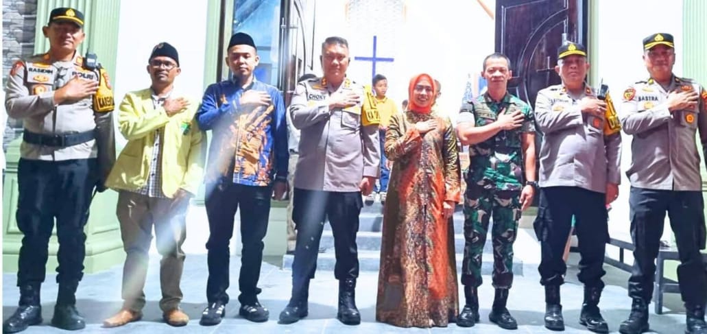 TINJAU: Bupati Labuhanbatu, Maya Hasmita bersama Forkopimda melakukan peninjauan  pelaksanaan ibadah Malam Perayaan Natal tahun 2025 ke sejumlah gereja di Kota Rantauprapat. (Dok: Fajar/Sumut Pos)