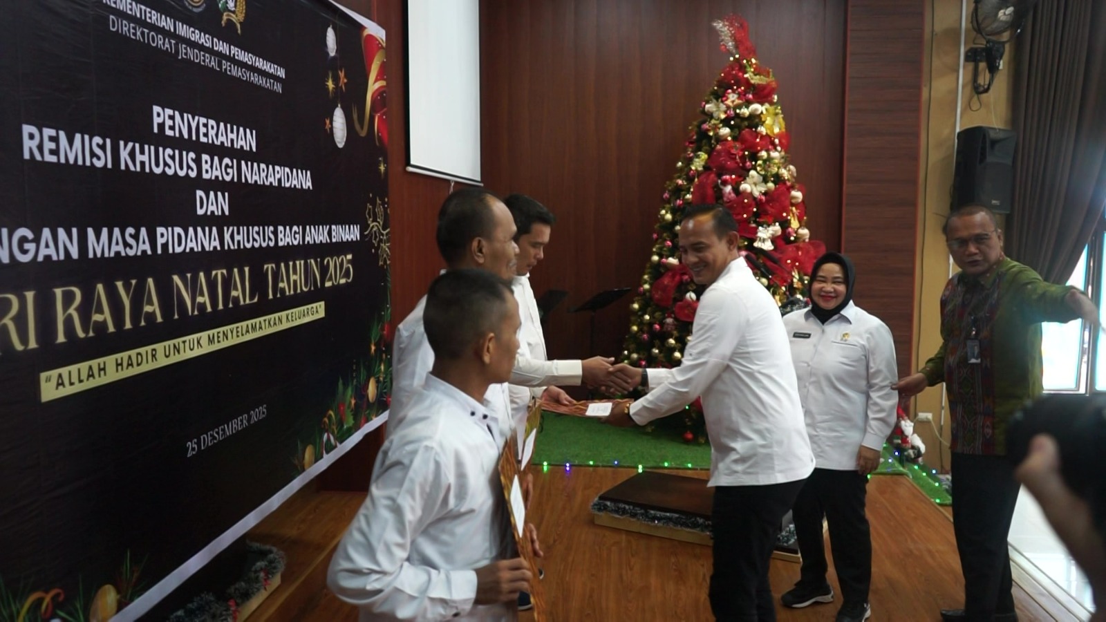 REMISI: Kanwil Ditjenpas Sumut, menyerahkan remisi Hari Raya Natal 2025, kepada perwakilan narapidana di Sumut, Kamis (25/12/2025). (Dok: istimewa)