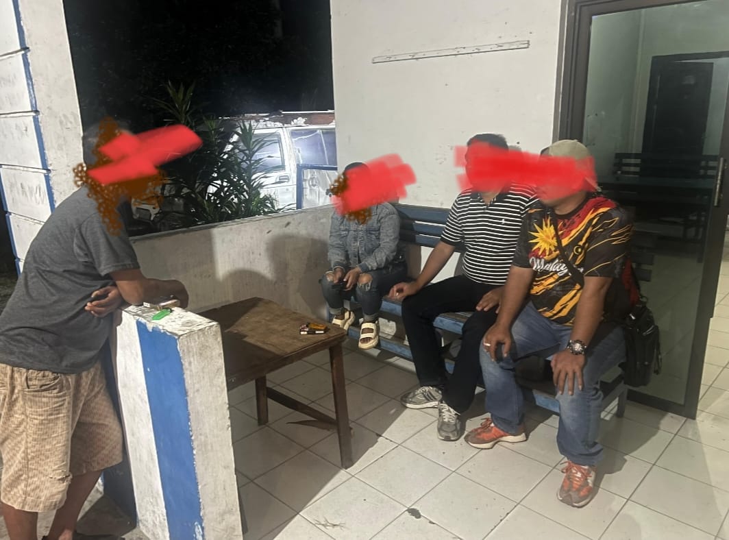 WAWANCARA: Ibu anak yang diduga jadi korban eksploitasi saat diwawancarai awak media. (Dok: Fadly/Sumut Pos)