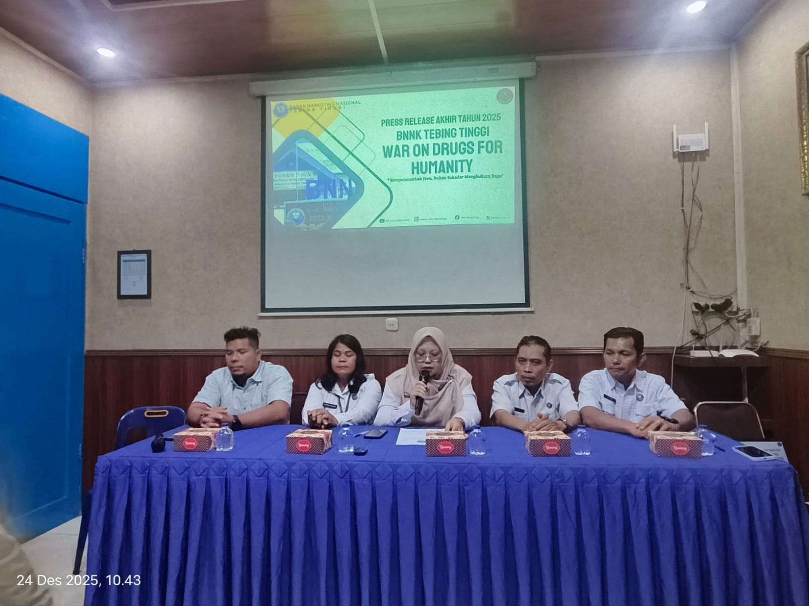 Plt Kepala BNN Kota Tebing Tinggi, Mahasuriani Saragih, bersama jajarannya di aula BNNK Tebingtinggi, Rabu (24/12). (Azannuari Purba/ Sumut Pos)