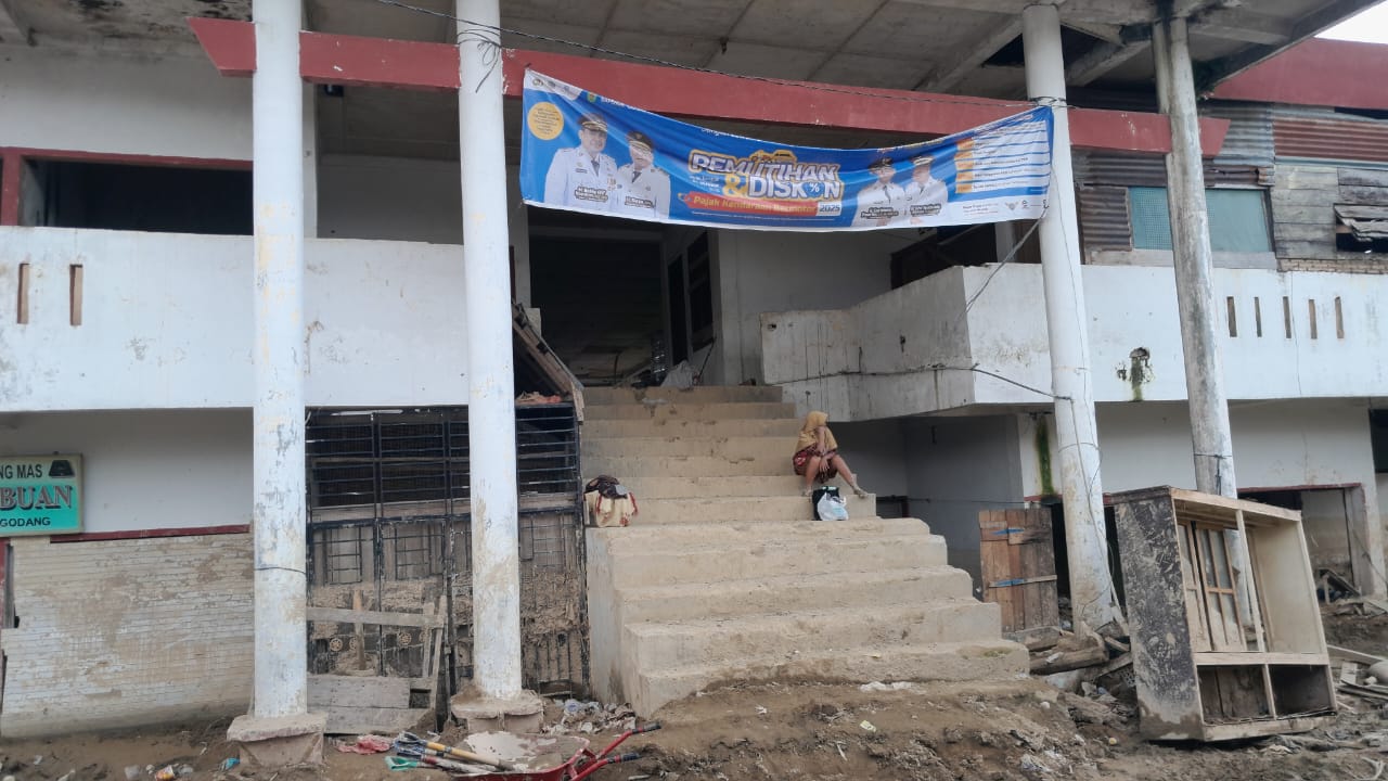 Kondisi Pasar Huta Godang, Kabupaten Tapsel masih dalam semrawut dan dikuatirkan pondasi tak kuat. (SUBANTA/SUMUT POS)