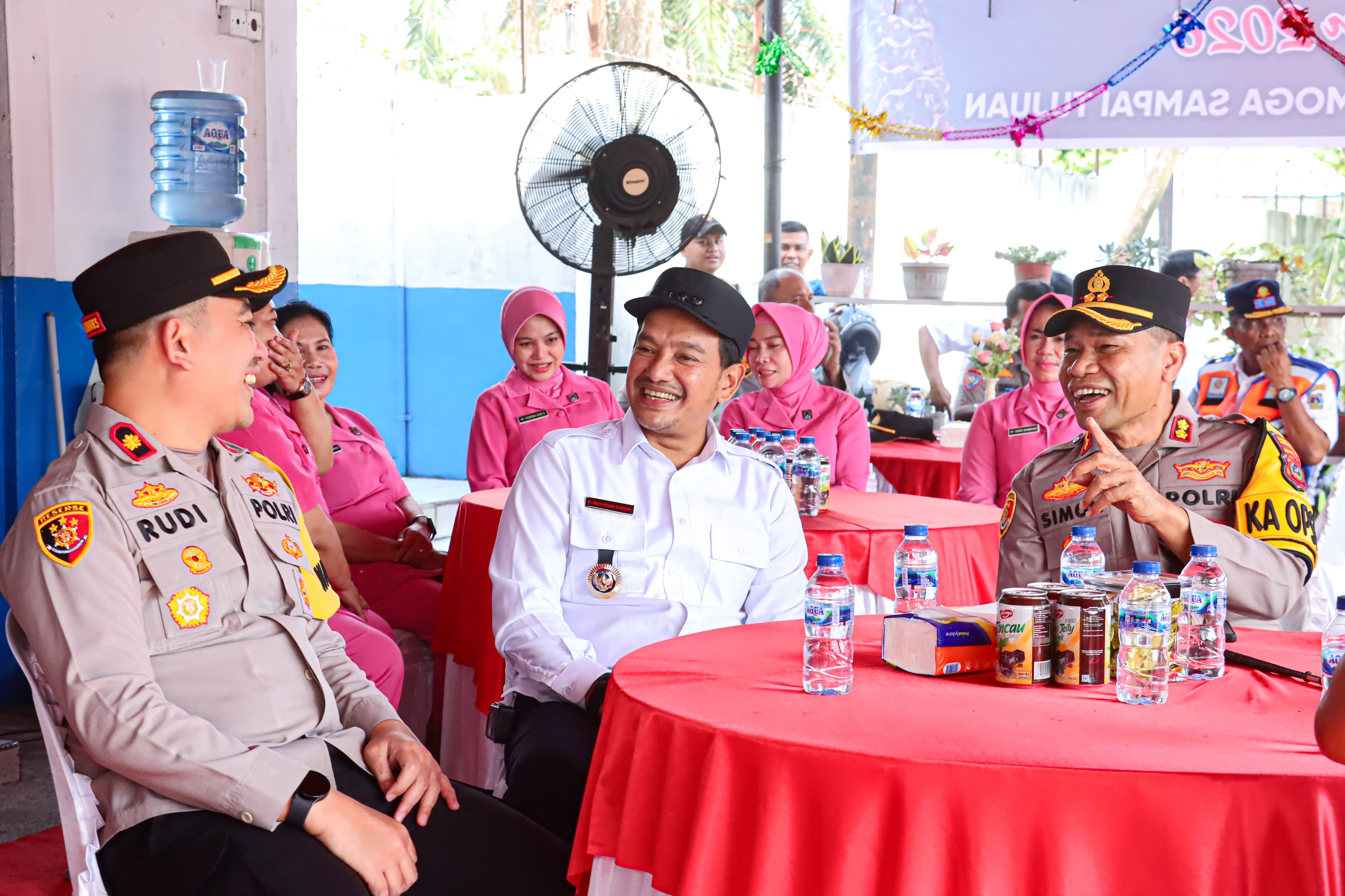Kapolres Tebing Tinggi AKBP Simon Paulus Sinulingga, didampingi Waka Polres Kompol Rudi Syahputra,dan bersama Walikota Tebing Tinggi Iman Irdian Saragih meninjau Pos Pam. (AZANUARI PURBA/SUMUT POS)