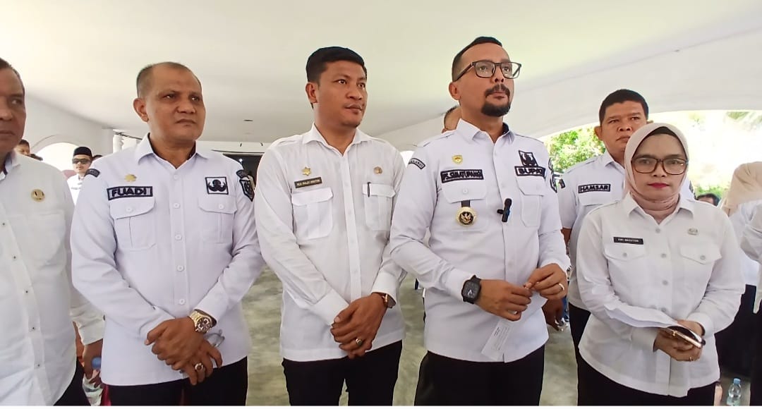 Bupati Labuhanbatu Selatan Fery Sahputra Simatupang, S.H., bersama Wakil Bupati Syahdian Purba Siboro, S.H. menyetahkan SK pengangkatan kepada PPPK Labusel tahun 2025. (KHAIRUDDIN/SUMUT)