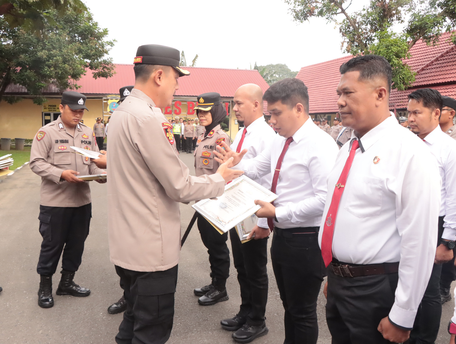 Kasat Reskrim Polres Binjai, AKP Hizkia Siagian saat menerima penghargaan dari Kapolres AKBP Bambang. (Humas Polres Binjai/Sumut Pos)