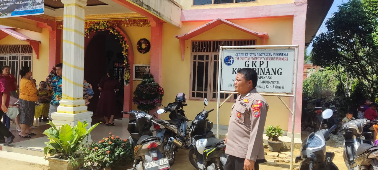 AMAN: Personel Polres Labusel melakukan pengamanan ibadah natal di gereja, Kamis (25/12/2025). (Dok: istimewa)
